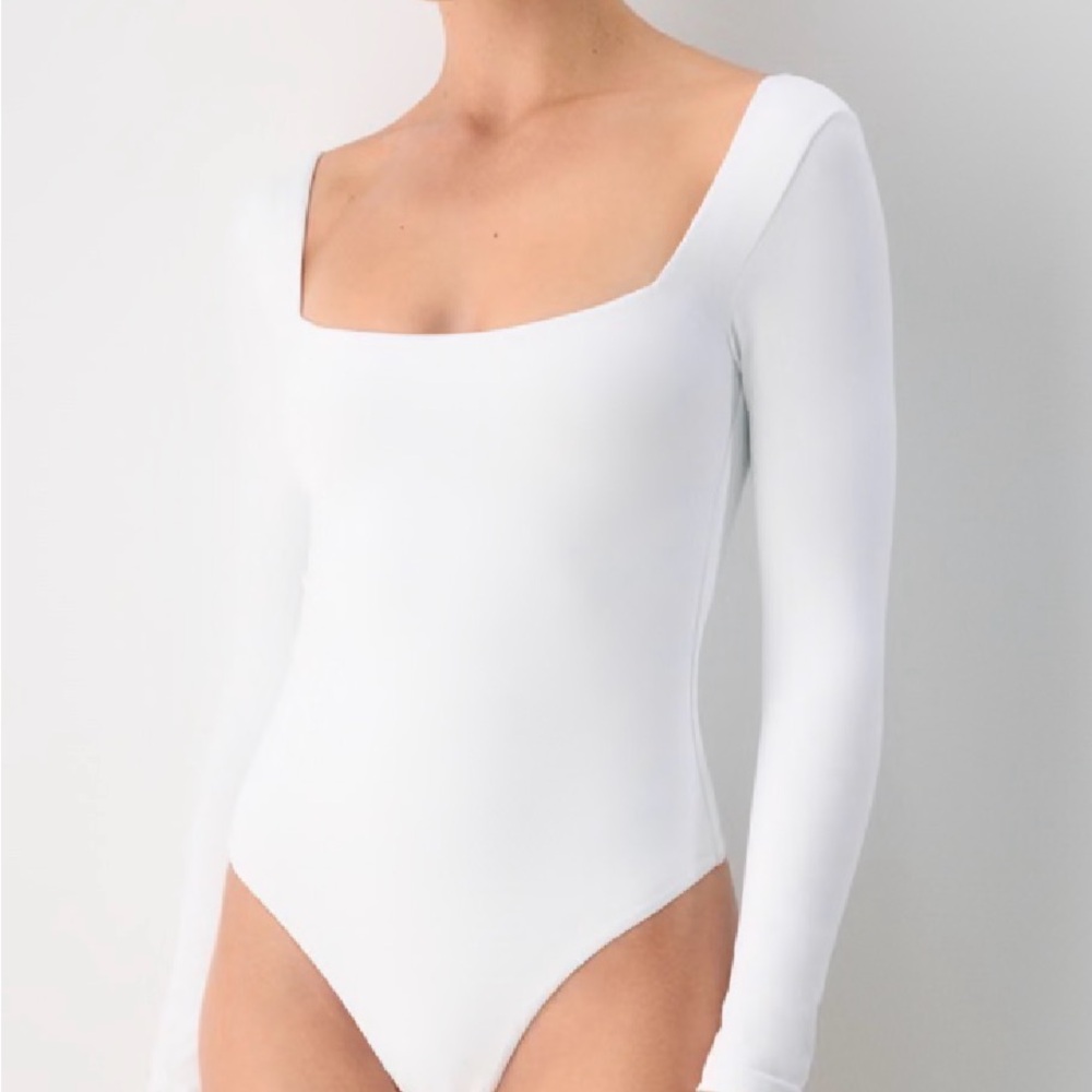 Aritzia Babaton Classic White Top